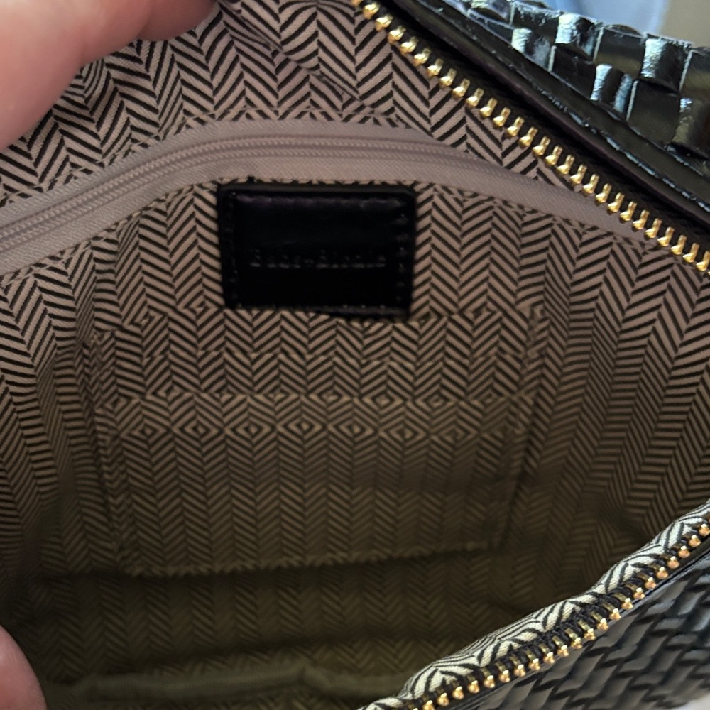 Elegant Black Woven Crossbody Bag with Patterned Strap - Picture 3 of 4